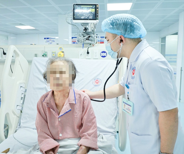 Phối hợp đa chuyên khoa cứu bệnh nhân suy đa tạng, nguy cơ tử vong cao- Ảnh 1.