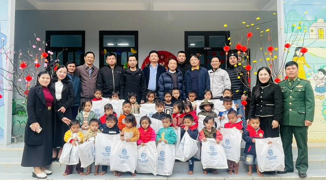 Xây dựng bếp ăn bán trú cho học sinh đồng bào Rục ở bản Mò O Ồ Ồ- Ảnh 1.