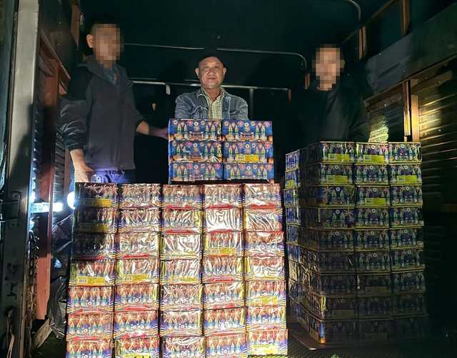 Đang vận chuyển trái phép 150 khối pháo nổ về quê để sử dụng thì bị bắt- Ảnh 1.