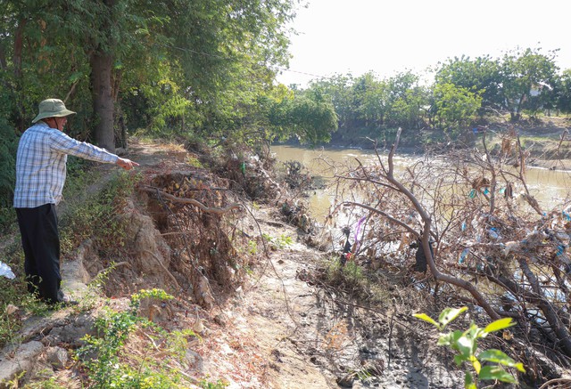 Sạt lở bờ sông Lu, người dân ở Khánh Hòa gặp khó- Ảnh 1.