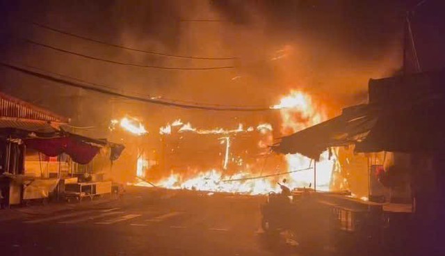 TPHCM: Hỗ trợ, động viên các gia đình bị cháy ở chợ Nhị Thiên Đường- Ảnh 1.