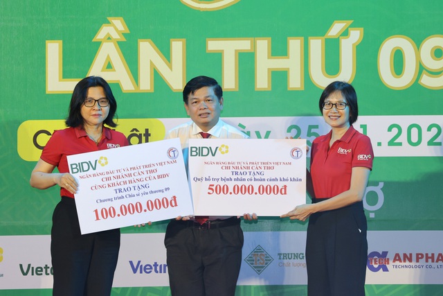 Bệnh viện Đa khoa Trung ương Cần Thơ, chia sẻ yêu thương tới bệnh nhân có hoàn cảnh khó khăn- Ảnh 1.