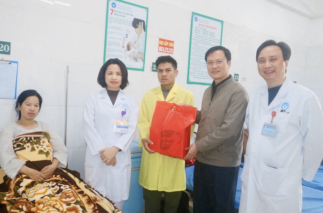 Sau mổ lấy thai, sản phụ rối loạn đông máu nặng được cứu nhờ báo động đỏ- Ảnh 1.