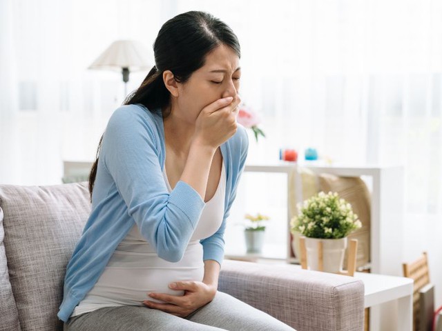 Mẹo giúp mẹ bầu giảm bớt khó chịu do ốm nghén trong 3 tháng đầu thai kỳ- Ảnh 1.