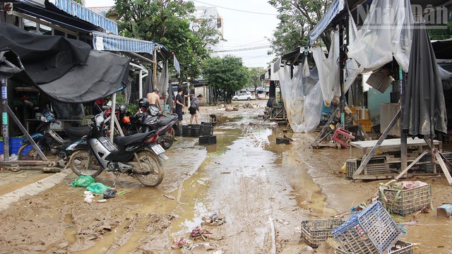 Xuất hiện nhiều vết nứt lớn, Đà Nẵng công bố tình huống khẩn cấp về thiên tai- Ảnh 1. Xuất hiện nhiều vết nứt lớn, Đà Nẵng công bố tình huống khẩn cấp về thiên tai- Ảnh 1.