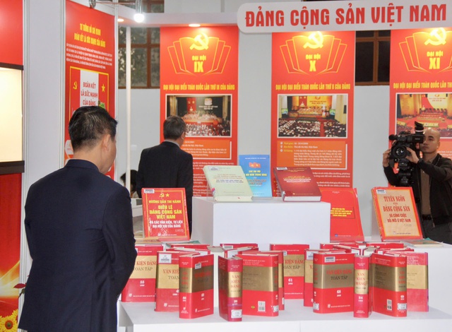 Khai mạc Triển lãm 'Đảng Cộng sản Việt Nam qua các kỳ Đại hội' chào mừng thành công Đại hội XIV- Ảnh 3. Khai mạc Triển lãm 'Đảng Cộng sản Việt Nam qua các kỳ Đại hội' chào mừng thành công Đại hội XIV- Ảnh 3.