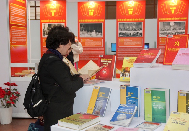 Khai mạc Triển lãm 'Đảng Cộng sản Việt Nam qua các kỳ Đại hội' chào mừng thành công Đại hội XIV- Ảnh 4. Khai mạc Triển lãm 'Đảng Cộng sản Việt Nam qua các kỳ Đại hội' chào mừng thành công Đại hội XIV- Ảnh 4.