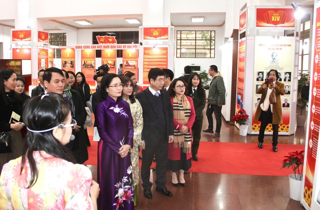 Khai mạc Triển lãm 'Đảng Cộng sản Việt Nam qua các kỳ Đại hội' chào mừng thành công Đại hội XIV- Ảnh 2. Khai mạc Triển lãm 'Đảng Cộng sản Việt Nam qua các kỳ Đại hội' chào mừng thành công Đại hội XIV- Ảnh 2.