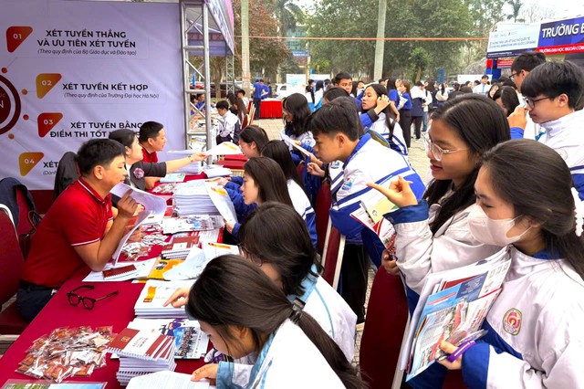 Có nên chạy theo nhiều kỳ thi riêng trong mùa tuyển sinh 2026?- Ảnh 1.