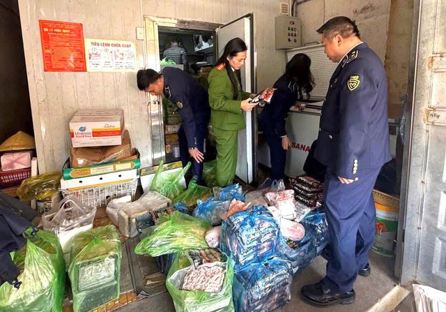 Thu giữ hơn 1 tấn thực phẩm không rõ nguồn gốc chuẩn bị tuồn ra thị trường- Ảnh 1.