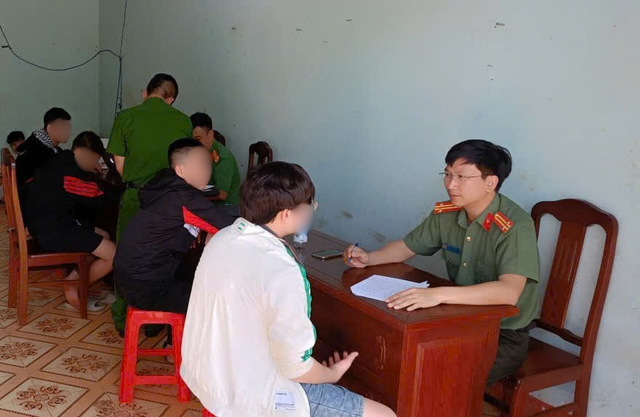 Công an Lâm Đồng tiếp nhận nhiều nạn nhân sập bẫy 'việc nhẹ, lương cao' từ Campuchia- Ảnh 1.