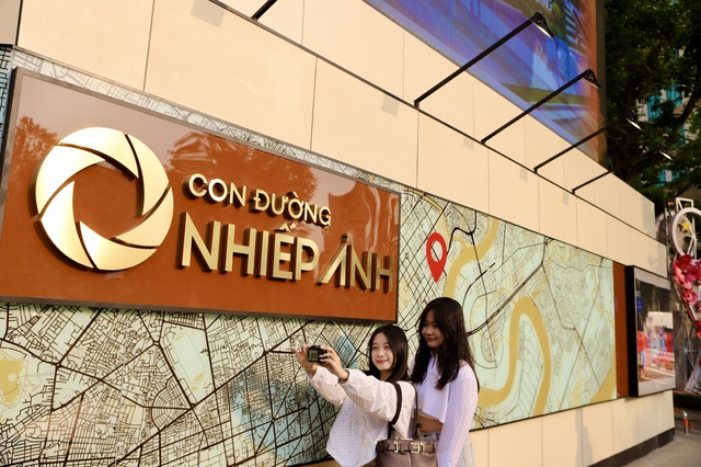 Người dân thích thú check-in Con đường nhiếp ảnh 'độc nhất vô nhị' ở TPHCM- Ảnh 2. Người dân thích thú check-in Con đường nhiếp ảnh 'độc nhất vô nhị' ở TPHCM- Ảnh 2.
