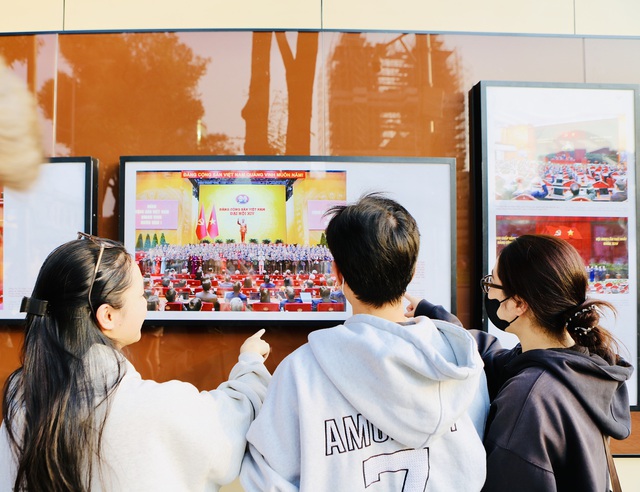 Người dân thích thú check-in Con đường nhiếp ảnh 'độc nhất vô nhị' ở TPHCM- Ảnh 3. Người dân thích thú check-in Con đường nhiếp ảnh 'độc nhất vô nhị' ở TPHCM- Ảnh 3.