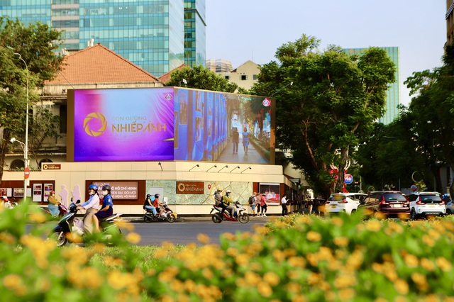 Người dân thích thú check-in Con đường nhiếp ảnh 'độc nhất vô nhị' ở TPHCM- Ảnh 4. Người dân thích thú check-in Con đường nhiếp ảnh 'độc nhất vô nhị' ở TPHCM- Ảnh 4.