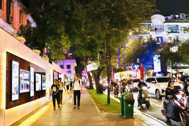 Người dân thích thú check-in Con đường nhiếp ảnh 'độc nhất vô nhị' ở TPHCM- Ảnh 9. Người dân thích thú check-in Con đường nhiếp ảnh 'độc nhất vô nhị' ở TPHCM- Ảnh 9.