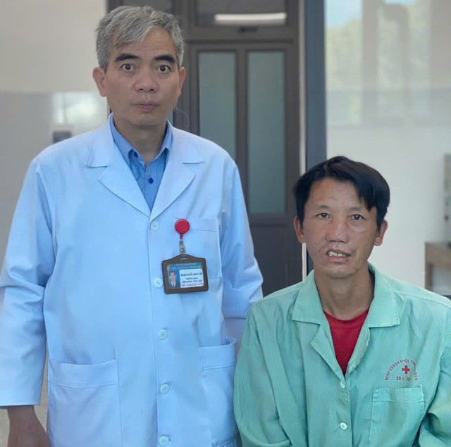 Bị gấu tấn công khi đi rừng, người đàn ông nguy kịch với khuôn mặt biến dạng- Ảnh 1.