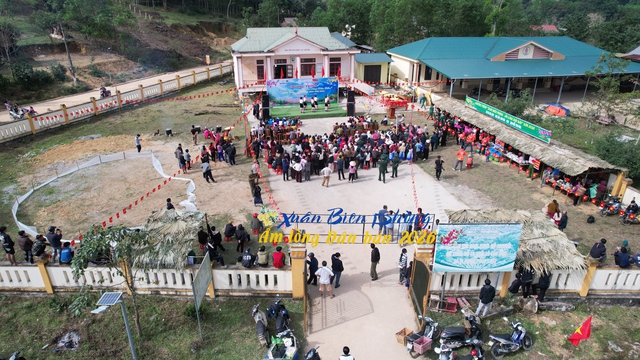 Báo Sức khỏe và Đời sống góp quà vui Xuân biên giới cùng đồng bào Mã Liềng- Ảnh 1. Báo Sức khỏe và Đời sống góp quà vui Xuân biên giới cùng đồng bào Mã Liềng- Ảnh 1.