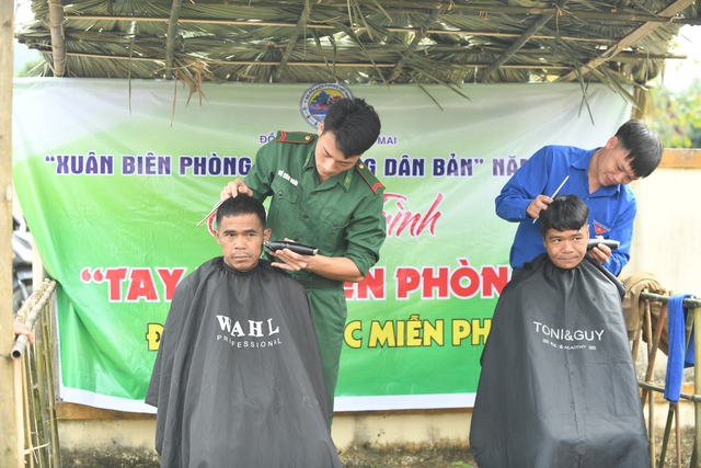 Báo Sức khỏe và Đời sống góp quà vui Xuân biên giới cùng đồng bào Mã Liềng- Ảnh 4. Báo Sức khỏe và Đời sống góp quà vui Xuân biên giới cùng đồng bào Mã Liềng- Ảnh 4.