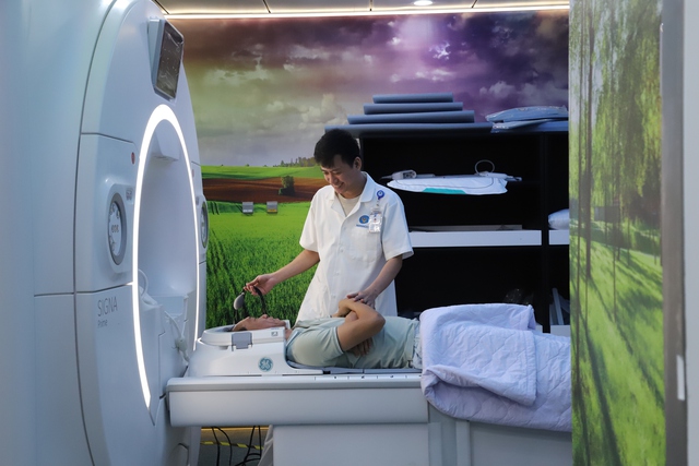 Bệnh viện Đa khoa Quốc tế Nam Sài Gòn vận hành 'siêu máy' MRI hiện đại- Ảnh 1.