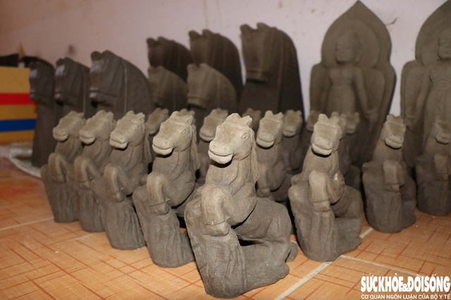 Độc đáo những linh vật ngựa đất nung chuẩn bị đón Tết Bính Ngọ 2026- Ảnh 6. Độc đáo những linh vật ngựa đất nung chuẩn bị đón Tết Bính Ngọ 2026- Ảnh 6.