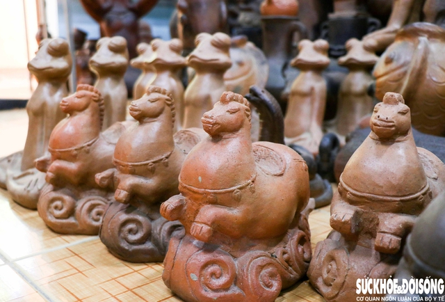 Độc đáo những linh vật ngựa đất nung chuẩn bị đón Tết Bính Ngọ 2026- Ảnh 2. Độc đáo những linh vật ngựa đất nung chuẩn bị đón Tết Bính Ngọ 2026- Ảnh 2.