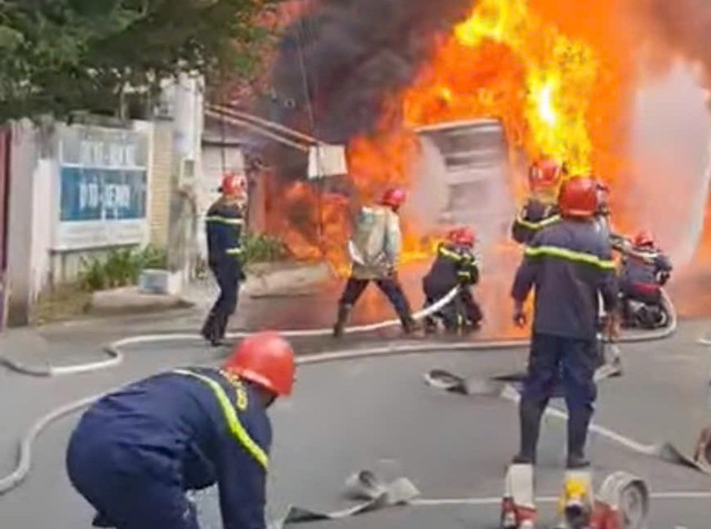 Cháy xe bồn chở xăng, lửa lan sang nhà xưởng ở TPHCM- Ảnh 1. Cháy xe bồn chở xăng, lửa lan sang nhà xưởng ở TPHCM- Ảnh 1.