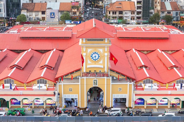 Chợ Bến Thành ‘thay áo mới’ đón Tết- Ảnh 1.