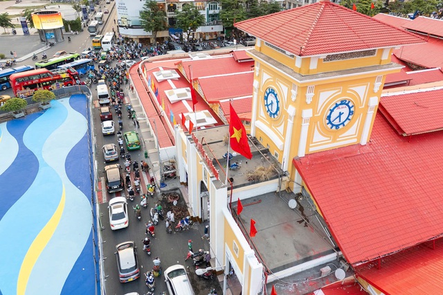 Chợ Bến Thành ‘thay áo mới’ đón Tết- Ảnh 3.