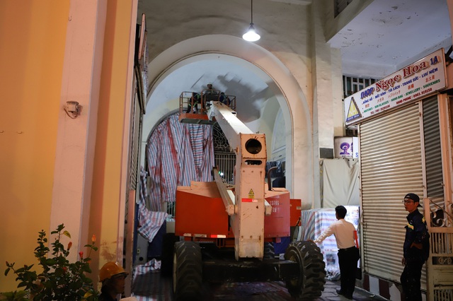 Chợ Bến Thành ‘thay áo mới’ đón Tết- Ảnh 5.