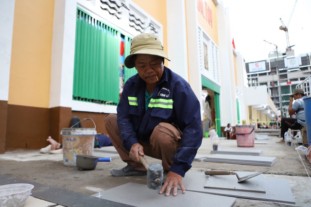 Chợ Bến Thành ‘thay áo mới’ đón Tết- Ảnh 6.