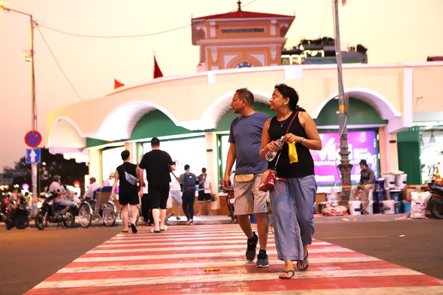 Chợ Bến Thành ‘thay áo mới’ đón Tết- Ảnh 7.