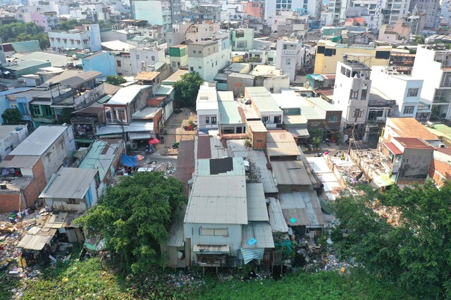 Người dân tháo dỡ nhà, bàn giao mặt bằng cho dự án cải tạo kênh ô nhiễm bậc nhất TPHCM- Ảnh 1.