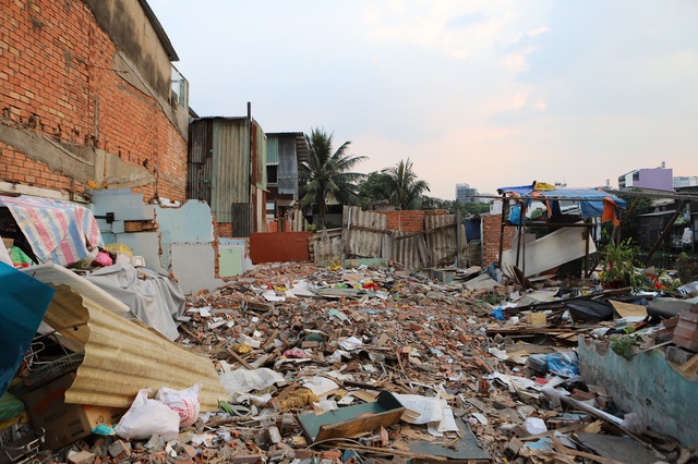 Người dân tháo dỡ nhà, bàn giao mặt bằng cho dự án cải tạo kênh ô nhiễm bậc nhất TPHCM- Ảnh 3.