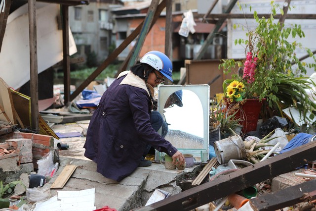 Người dân tháo dỡ nhà, bàn giao mặt bằng cho dự án cải tạo kênh ô nhiễm bậc nhất TPHCM- Ảnh 4.