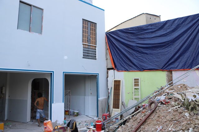 Người dân tháo dỡ nhà, bàn giao mặt bằng cho dự án cải tạo kênh ô nhiễm bậc nhất TPHCM- Ảnh 5.