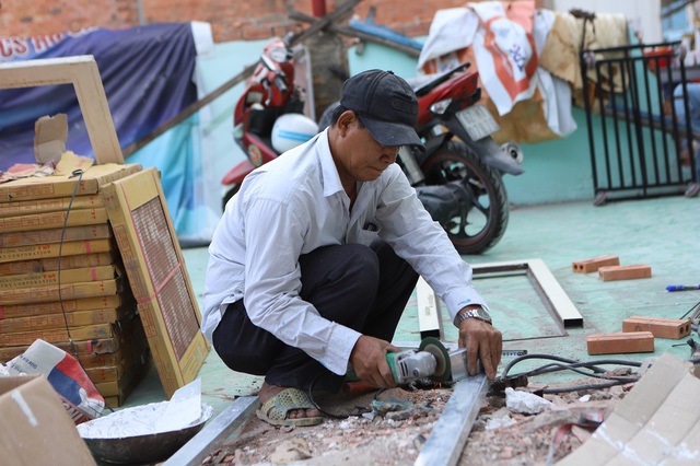 Người dân tháo dỡ nhà, bàn giao mặt bằng cho dự án cải tạo kênh ô nhiễm bậc nhất TPHCM- Ảnh 6.