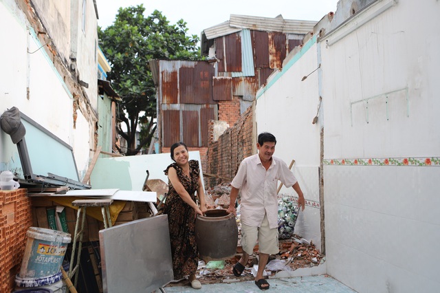 Người dân tháo dỡ nhà, bàn giao mặt bằng cho dự án cải tạo kênh ô nhiễm bậc nhất TPHCM- Ảnh 7.
