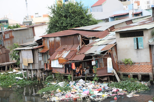 Người dân tháo dỡ nhà, bàn giao mặt bằng cho dự án cải tạo kênh ô nhiễm bậc nhất TPHCM- Ảnh 8.