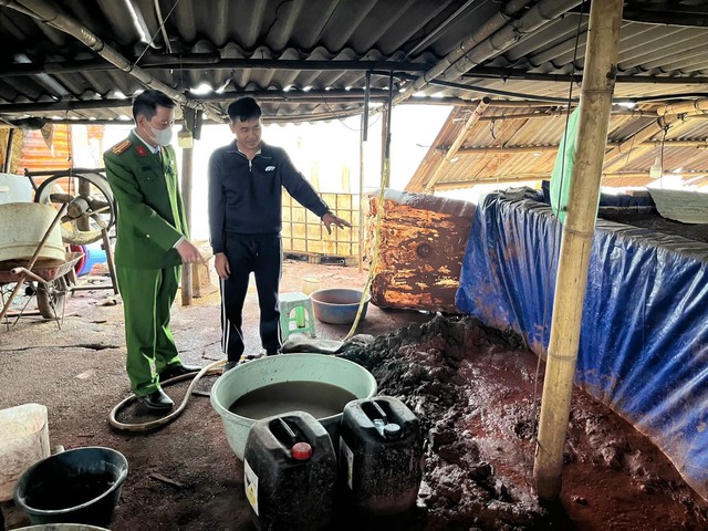 Tạm giữ chủ 2 xưởng phân kim xả chất thải nguy hiểm ra môi trường- Ảnh 1. Tạm giữ chủ 2 xưởng phân kim xả chất thải nguy hiểm ra môi trường- Ảnh 1.