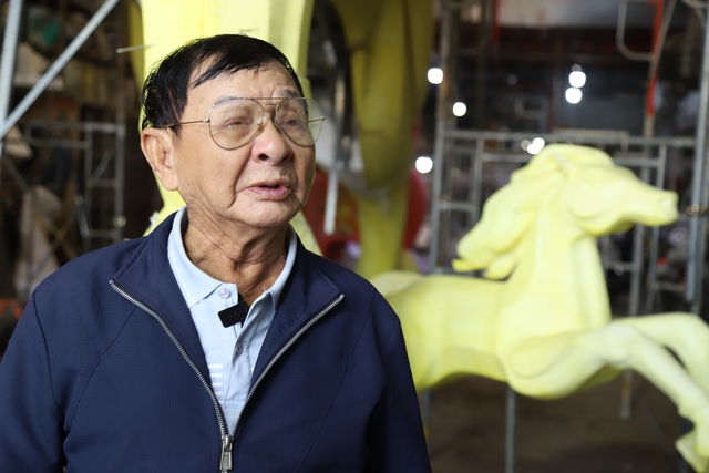 Thâu đêm chế tác linh vật ngựa khổng lồ biết cử động cho đường hoa Nguyễn Huệ 2026- Ảnh 1.