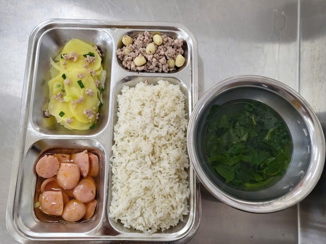 Sở GD&ĐT TPHCM yêu cầu dừng suất ăn của Sago Food, UBND xã khẳng định xử lý nghiêm- Ảnh 1. Sở GD&ĐT TPHCM yêu cầu dừng suất ăn của Sago Food, UBND xã khẳng định xử lý nghiêm- Ảnh 1.