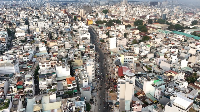 Dãy cột điện ‘án ngữ’ giữa tuyến đường hơn nghìn tỷ đồng ở TPHCM- Ảnh 1. Dãy cột điện ‘án ngữ’ giữa tuyến đường hơn nghìn tỷ đồng ở TPHCM- Ảnh 1.