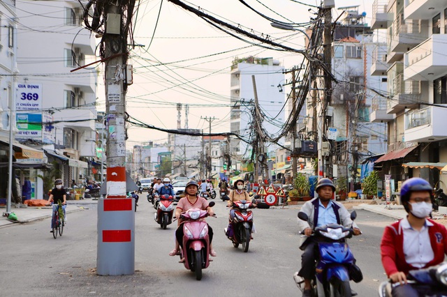 Dãy cột điện ‘án ngữ’ giữa tuyến đường hơn nghìn tỷ đồng ở TPHCM- Ảnh 10. Dãy cột điện ‘án ngữ’ giữa tuyến đường hơn nghìn tỷ đồng ở TPHCM- Ảnh 10.