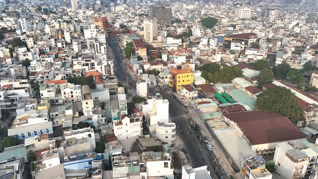 Dãy cột điện ‘án ngữ’ giữa tuyến đường hơn nghìn tỷ đồng ở TPHCM- Ảnh 2. Dãy cột điện ‘án ngữ’ giữa tuyến đường hơn nghìn tỷ đồng ở TPHCM- Ảnh 2.