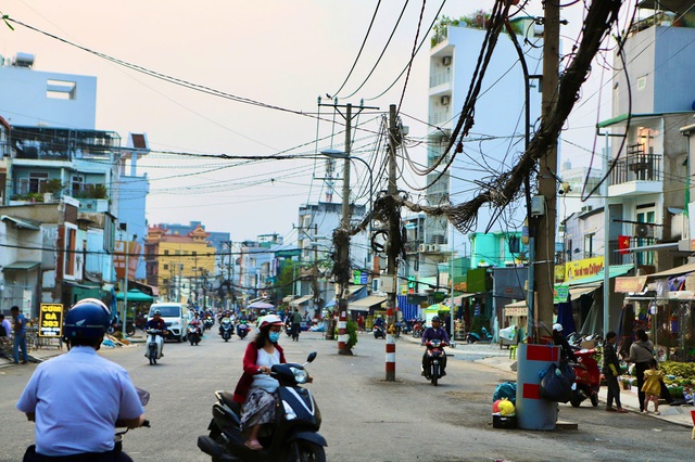 Dãy cột điện ‘án ngữ’ giữa tuyến đường hơn nghìn tỷ đồng ở TPHCM- Ảnh 3. Dãy cột điện ‘án ngữ’ giữa tuyến đường hơn nghìn tỷ đồng ở TPHCM- Ảnh 3.