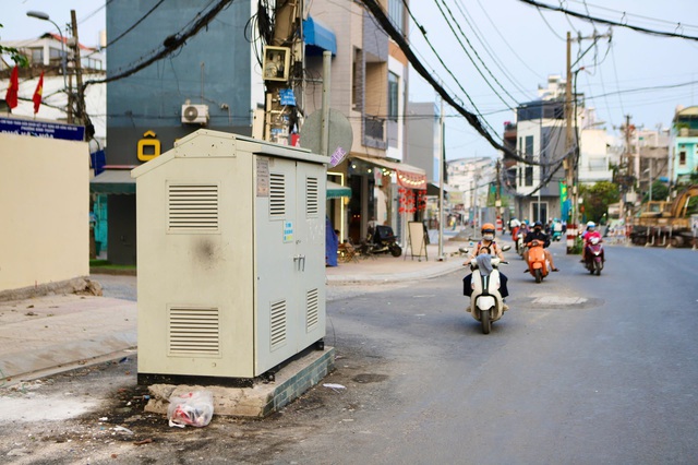 Dãy cột điện ‘án ngữ’ giữa tuyến đường hơn nghìn tỷ đồng ở TPHCM- Ảnh 4. Dãy cột điện ‘án ngữ’ giữa tuyến đường hơn nghìn tỷ đồng ở TPHCM- Ảnh 4.