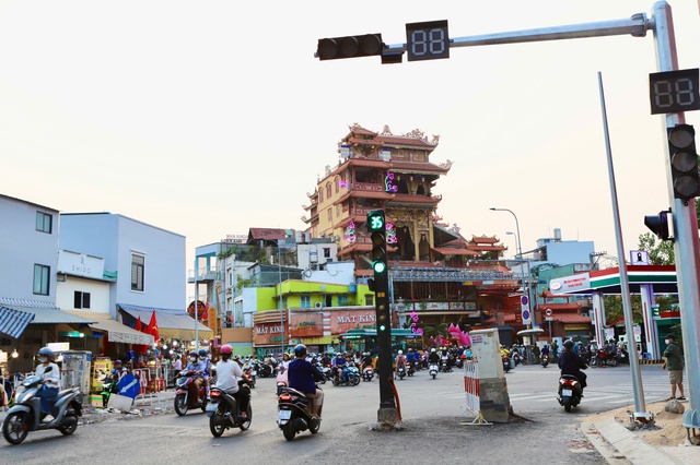 Dãy cột điện ‘án ngữ’ giữa tuyến đường hơn nghìn tỷ đồng ở TPHCM- Ảnh 6. Dãy cột điện ‘án ngữ’ giữa tuyến đường hơn nghìn tỷ đồng ở TPHCM- Ảnh 6.