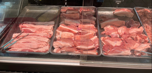 Hà Nội: Thịt lợn, trứng tăng giá trước Tết- Ảnh 1.