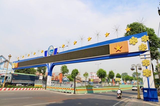 Lập rào chắn phục vụ thi công hầm chui trên Quốc lộ 13- Ảnh 1. Lập rào chắn phục vụ thi công hầm chui trên Quốc lộ 13- Ảnh 1.