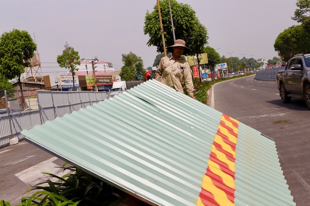 Lập rào chắn phục vụ thi công hầm chui trên Quốc lộ 13- Ảnh 2. Lập rào chắn phục vụ thi công hầm chui trên Quốc lộ 13- Ảnh 2.